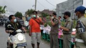 (Satpol PP) Kabupaten Tangerang memberikan edukasi protokol kesehatan (Prokes) kepada para pengunjung dan pedagang kaki lima (PKL)