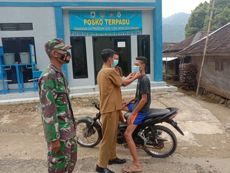 Babinsa Koramil 0308/Muncang bersama Tim Satuan Tugas (Satgas) Covid19 Desa Sukajaya mengelar operasi protokol kesehatan (Prokes) Covid19