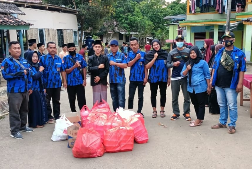 DPD DPC Badak Banten wilayah Kecamatan Cileles dan sekitarnya telah membagikan 300 paket berbuka puasa pada bulan suci Ramadhan ini.