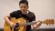 Ariel Noah mengapresiasi Gitar Akustik hasil karya produk unggulan Warga Binaan Pemasyarakatan (WBP) (Lapas) Kelas III Rangkasbitung