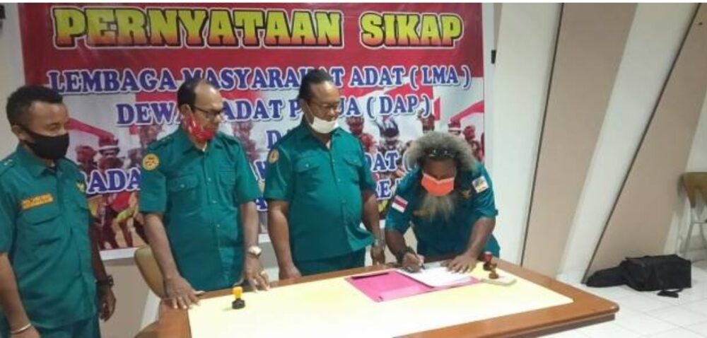 Lembaga Masyarakat Adat (LMA) beserta Dewan Adat Papua (DAP) dan Badan Musyawarah Adat (BMA) Kabupaten Nabire menyatakan aksi (KKB)