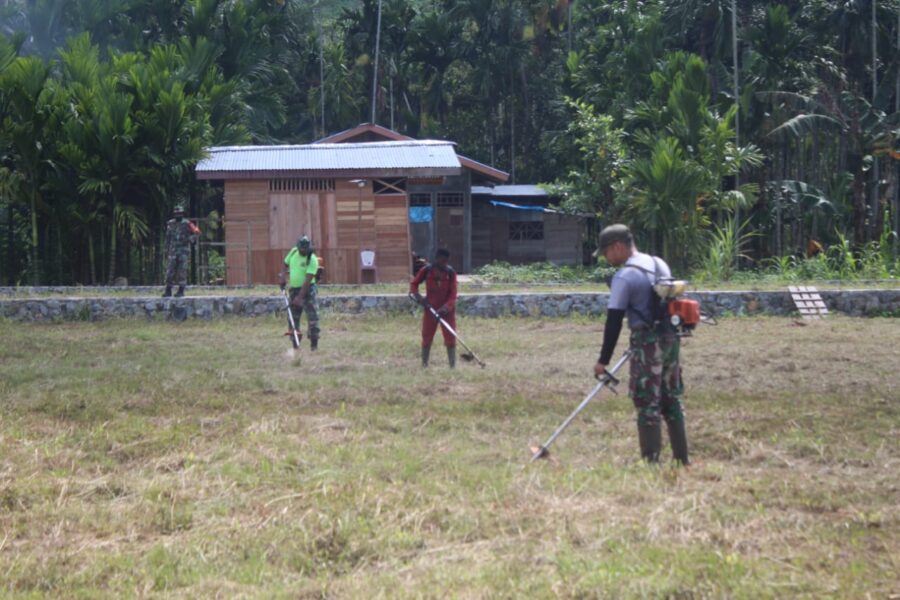 Personel TNI Kodam XVII/Cendrawasih dan masyarakat Koyo Tengah melaksanakan karya bakti membersihkan Gereja St. Petrus dan lapangan bola kaki