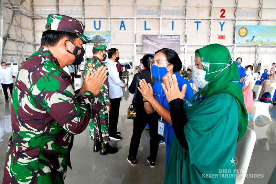 Panglima TNI mendampingi Presiden Joko Widodo (Jokowi) mengunjungi keluarga Prajurit TNI Angkatan Laut yang gugur bersama KRI Nanggala 402