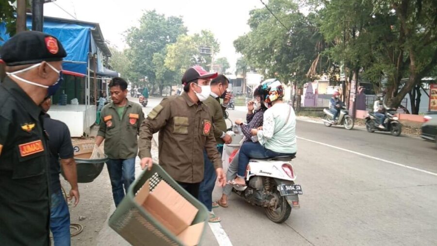 (Perpam) DPD Serang Kota melaksanakan aksi sosial membagi-bagikan 300 takjil untuk berbuka puasa kepada pengguna kendaraan dan masyarakat