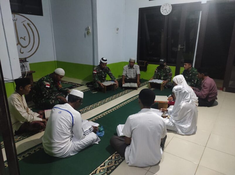 Satgas Pamtas Yonif 642/Kapuas, Pos Sei Tengah tingkatkan iman dan taqwa membaur bersama masyarakat melaksanakan tadarus Al Qur’an