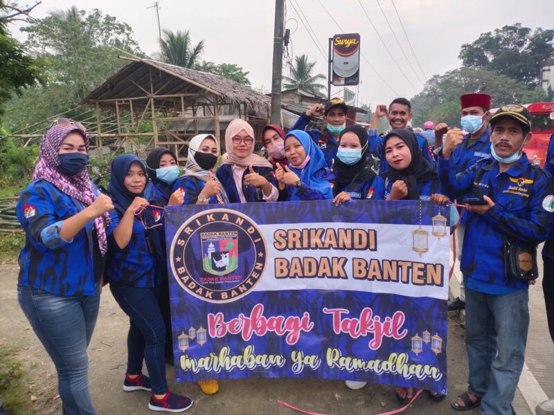 DPC Badak Banten (BB) Pamarayan membagikan 350 takjil kepada masyarakat untuk berbuka puasa dalam momentum bulan Ramadhan keberkahan.