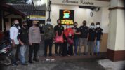 Mitra Kamtibmas Depok (MKD) dari Sektor Sukmajaya melakukan kegiatan bakti sosial berbagi takjil untuk berbuka puasa di bulan suci Ramadhan