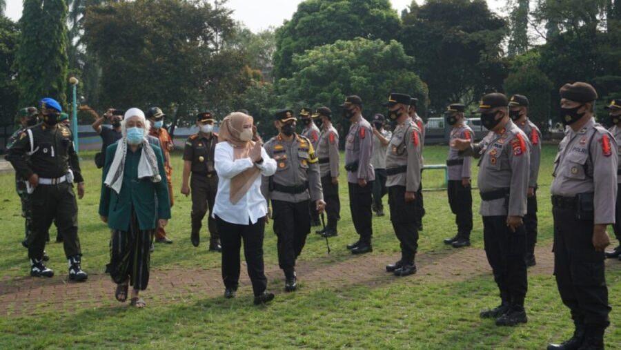 Polres Pandeglang melaksanakan apel gelar pasukan Ops Ketupat Maung 2021 yang dipimpin Bupati Pandeglang Hj. Irna Narulita