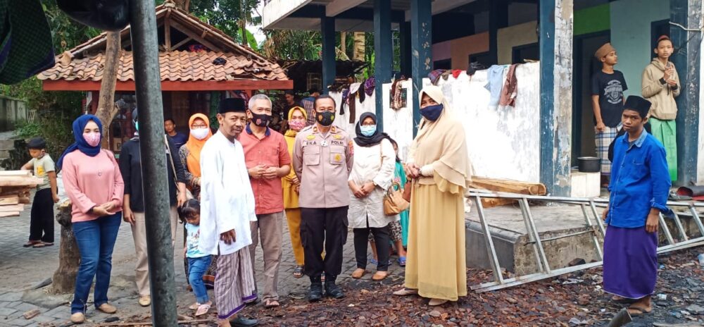 Bhayangkari Polsek Cisoka mengunjungi korban kebakaran Pondok Pesantren AL-Hidayah yang dipimpin Ustad Romli untuk memberikan bantuan sembako