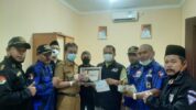 Camat Cikupa H. Abdullah, S.sos. M SI memberikan penghargaan kemanusiaan kepada Karang Taruna Desa Pasir Jaya dan lima Ormas