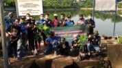 peduli kebersihan lingkungan, Mitra Kamtibmas Depok (MKD) bekerja sama dengan beberapa komunitas membersihkan sampah di sekitar Situ Gadog