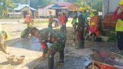 Babinsa Koramil 01/Sambas Serda Hermas Jiun melaksanakan kegiatan karya bakti di Desa Semangau, Kecamatan Sambas, Kabupaten Sambas