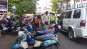 Kasiops Sudinhub dan Kasatpelhub wilayah Jakarta Barat melakukan penertiban parkir liar baik dengan penderekan, Operasi Cabut Pentil (OCP)