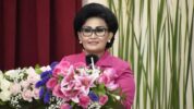 Nanny Hadi Tjahjanto memimpin sertijab Wakil Ketua Umum Yayasan Tunas Muda IKKT dari Ibu Ati Ganip Warsito kepada Ibu Atiek Eko Margiyono,