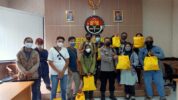 Sebagai bentuk empati dan peduli wartawan di tengah penerapan PPKM Level 4, Polda Banten membagikan ratusan paket sembako kepada awak media.