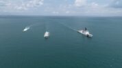 Kapal patroli Bakamla RI (Indonesia Coast Guard) KN Pulau Dana-323 melaksanakan Passing Exercise dengan Kapal Coast Guard Amerika