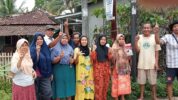 Sebagai bentuk kepedulian terhadap lingkungan, Ahmad Judin bersama warga memasang 25 lampu Penerangan Jalan Umum (PJU) di sepanjang jalan