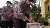 Melalui program celengan anak yatim piatu, Polsek Tanjung Duren memberikan bantuan sumbangan berupa sembako dan uang tunai untuk membantu anak