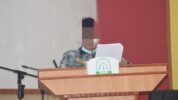 Sekretaris Dewan berjalan menuju tempat kumpulnya wartawan setelah usai Rapat Paripurna dan langsung mengeluarkan kata- kata arogan.