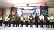 Wakapolda Banten Brigjen Pol Drs. Ery Nursatari memberikan penghargaan kepada pemenang Kampung Tangguh Anti Narkoba terbaik jajaran