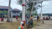 Peduli Kebersihan Lingkungan untuk fasilitas umum, Sertu Henrik Renyaan anggota Babinsa Koramil 1710-01/Kokonao mengajak warga