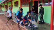 Personel Satgas Pamtas Yonif 726/Tml Benahi Fasilitas Sekolah membersikan lingkungan sekolah bersama-sama warga Kampung Sota