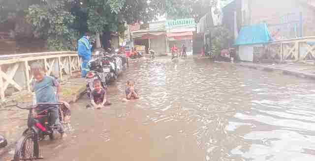 InsInstens hujan sejak Selasa Subuh hingga Rabu Pagi, (28/02/24) membuat Genangan Air di Kali Semongol wilayah pemukiman warga