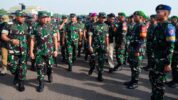 Panglima TNI Jenderal TNI Agus Subiyanto menyaksikan Apel Pengamanan Pemilu 2024 dalam gelar kekuatan personel dan material
