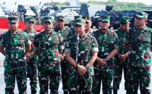 Panglima TNI Jenderal TNI Agus Subiyanto menyaksikan Apel Pengamanan Pemilu 2024 dalam gelar kekuatan personel dan material
