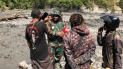 Babinsa Posramil Tingginambut mengadakan karya bakti atas Kejadian Jembatan Hanyut putus akibat curah hujan yang tinggi