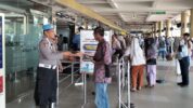 Personel Polsek Kawasan Bandara Internasional Minangkabau menyisir area counter check in untuk Berikan rasa Aman di Terminal
