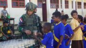 Satgas Yonif 133/YS melaksanakan program Yudha Sakti Sahabat Anak dengan Peduli Anak-Anak Papua, Kampung Susumuk