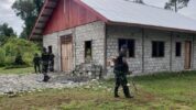 (Satgas TMMD) ke-119 Kodim 1715/ Yahukimo turut serta membantu masyarakat dalam melakukan Renovasi Gereja