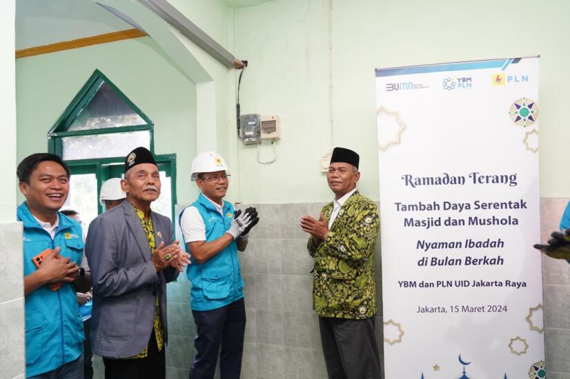 mendapatkan bantuan tambah daya gratis secara serentak hasil infaq pegawai PLN Jakarta Raya Unit Induk Distribusi (UID)