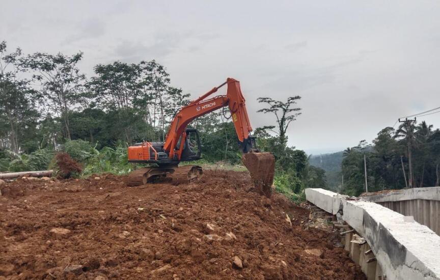 Dinilai Tak Bermutu, Beton penyanggah tanah tanjakan bangangah sebagian ambrol, Diduga proyek tersebut tidak memiliki mutu dan kualitas