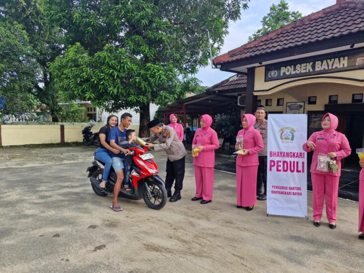 Ketua Bhayangkari Ranting Bayah Didampingi Kapolsek Bayah Polres Lebak, membagikan takjil gratis kepada warga Bayah 