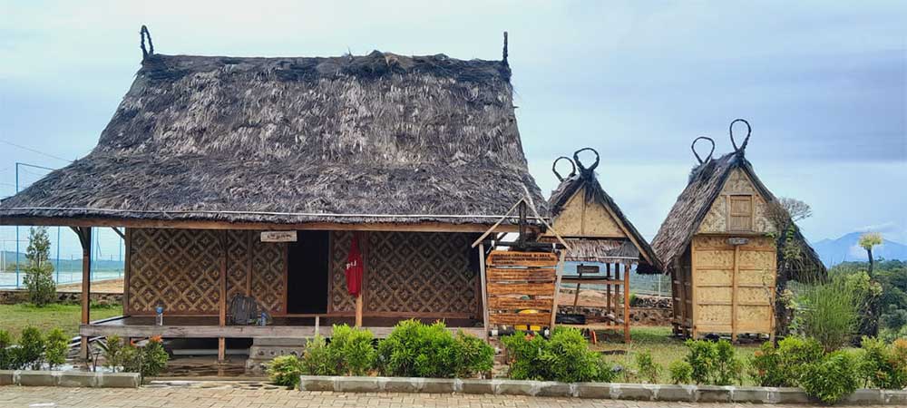 Pesona Saung Sadulur Damandiri dengan Nuansa Alam Pegunungan yang menghubungkan Jalan Desa Cirinten ke Jero Baduy
