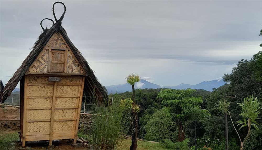 Pesona Saung Sadulur Damandiri dengan Nuansa Alam Pegunungan yang menghubungkan Jalan Desa Cirinten ke Jero Baduy