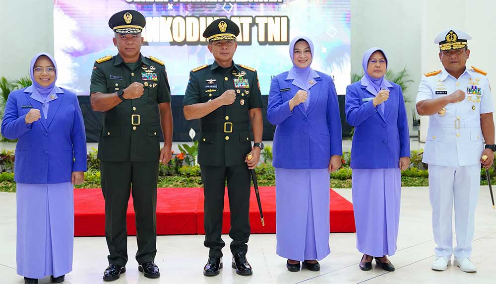 {Sertijab Dankodiklat TNI) Serah Terima Jabatan Komandan Komando Pembinaan Doktrin Pendidikan dan Latihan Tentara Nasioal Indonesia
