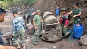 Untuk Program TMMD Selesai Tepat Waktu, Anggota Satgas TMMD bersama masyarakat terus bekerja keras untuk menuntaskan