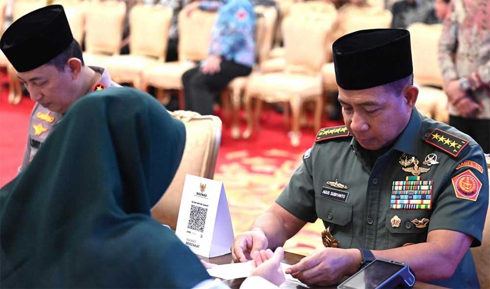 Panglima TNI Jenderal TNI Agus Subiyanto, S.E., M.Si. menghadiri acara Penyerahan Zakat Tahun 2024 kepada Badan Amil Zakat Nasional