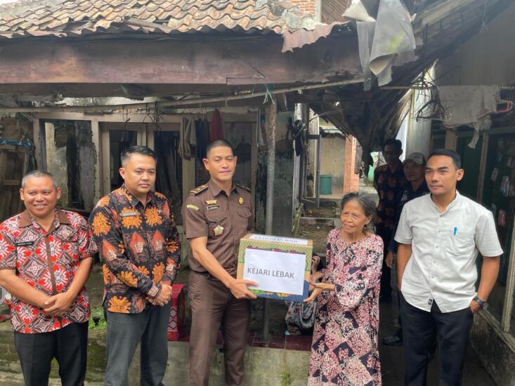 Kejari dan Pemkab Lebak melakukan rehab rumah seorang janda tua bernama ibu Enah Suhaenah di kampung Leuwiranji