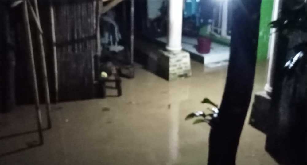 Belum Buka Puasa, menjelang magrib warga Desa Warnajati Kecamatan Cibadak Kabupaten Sukabumi sibuk di hebohkan dengan luapan air 