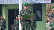 Komandan Kodim 1710/Mimika, Letkol Inf Dedy Dwi Cahyadi Sampaikan Amanat Panglima TNI saat memimpin Upacara Bendera