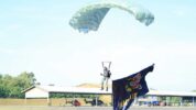 Marsma TNI Bonang Bayuaji G., S.E.,M.M., CHRMP., meninjau langsung Latihan Demo Terjun Free Fall Jelang Peringatan Hari Bakti-77 TNI AU