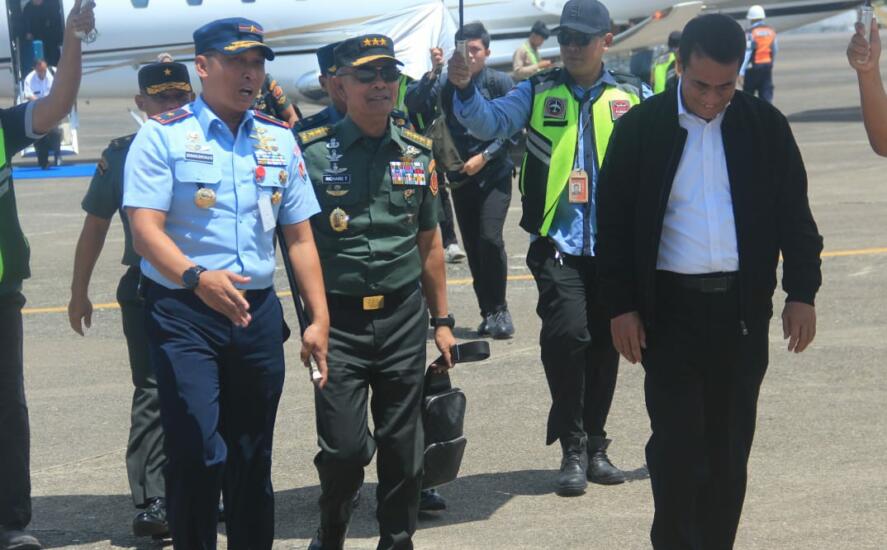 Kepala Staf Umum (Kasum) TNI Letjen TNI Richard Tampubolon beserta rombongan pada Kunjungan di Makasar