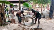 Angota Satgas TMMD Ke-122 Kodim 1805/Raja Ampat melaksanakan kegiatan gotong-royong Pasang Cincin Sumur Gali
