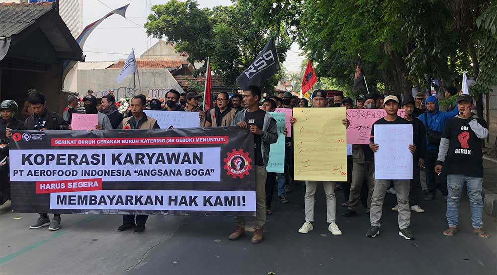 SB GEBUK di depan kantor Dinas Koperasi dan UMKM Kota Tangerang & DPRD Kota Tangerang menuntut Uang Pesangon 100 Buruh