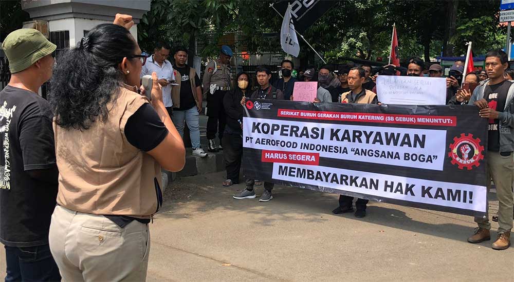 SB GEBUK di depan kantor Dinas Koperasi dan UMKM Kota Tangerang & DPRD Kota Tangerang menuntut Uang Pesangon 100 Buruh