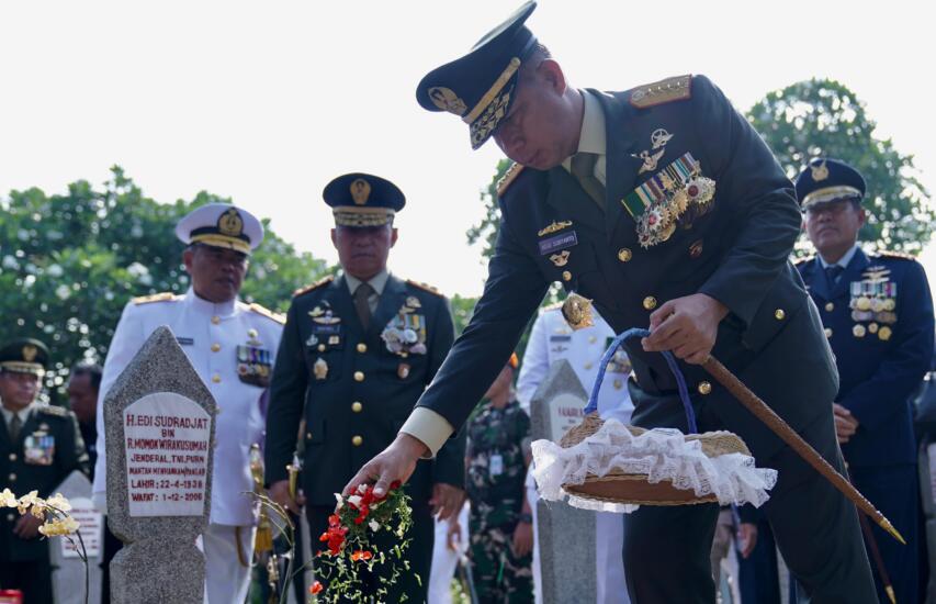 Panglima TNI Jenderal TNI Agus Subiyanto, S.E., M.Si., Pimpin Ziarah Nasional dalam rangka peringatan Hari Ulang Tahun (HUT) Ke-79 TNI